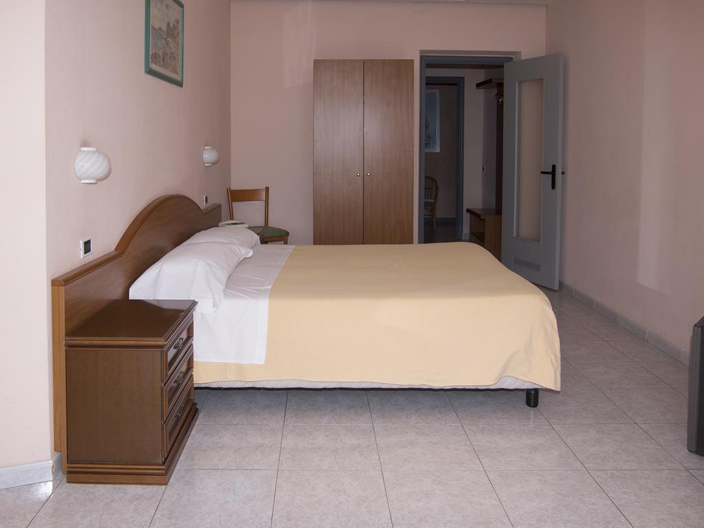 Hotel Cristallo Леричи Екстериор снимка