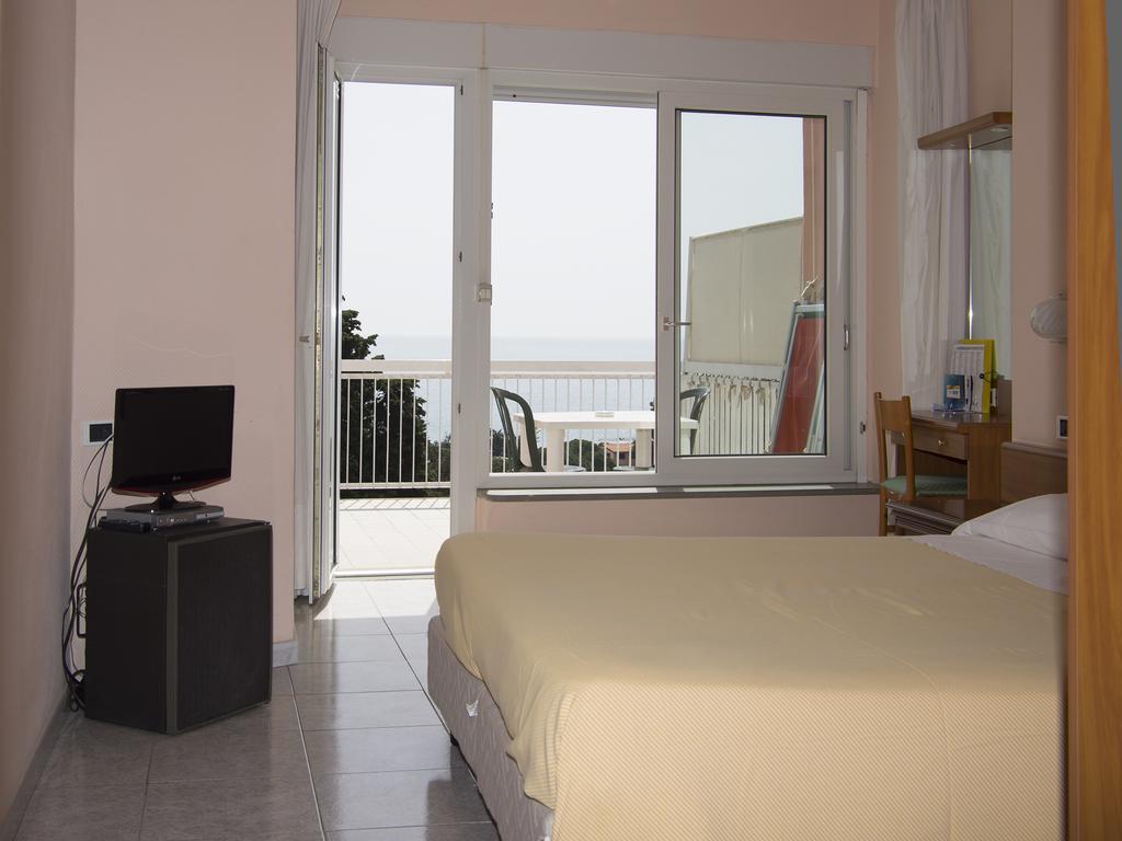 Hotel Cristallo Леричи Екстериор снимка