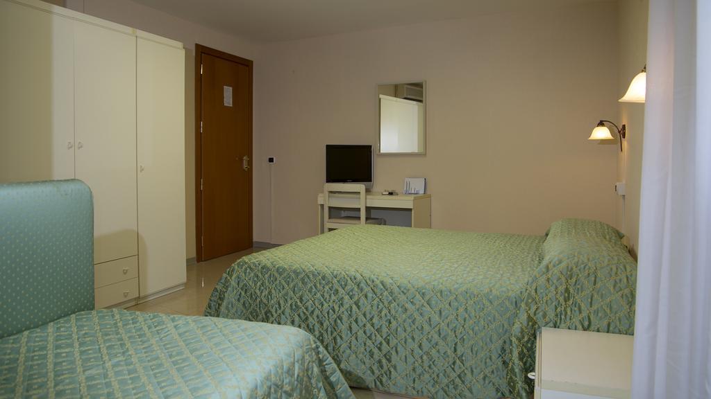 Hotel Cristallo Леричи Екстериор снимка