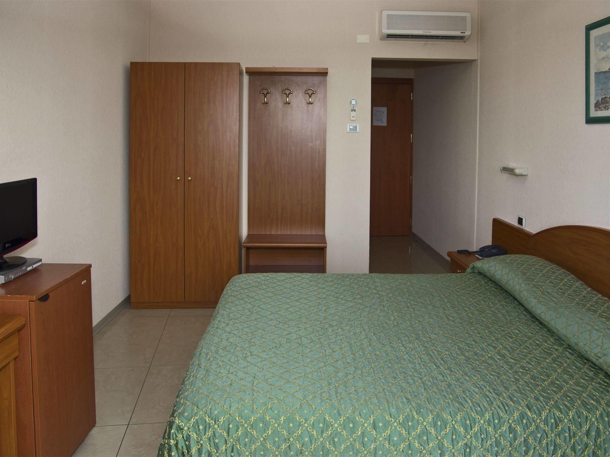 Hotel Cristallo Леричи Екстериор снимка