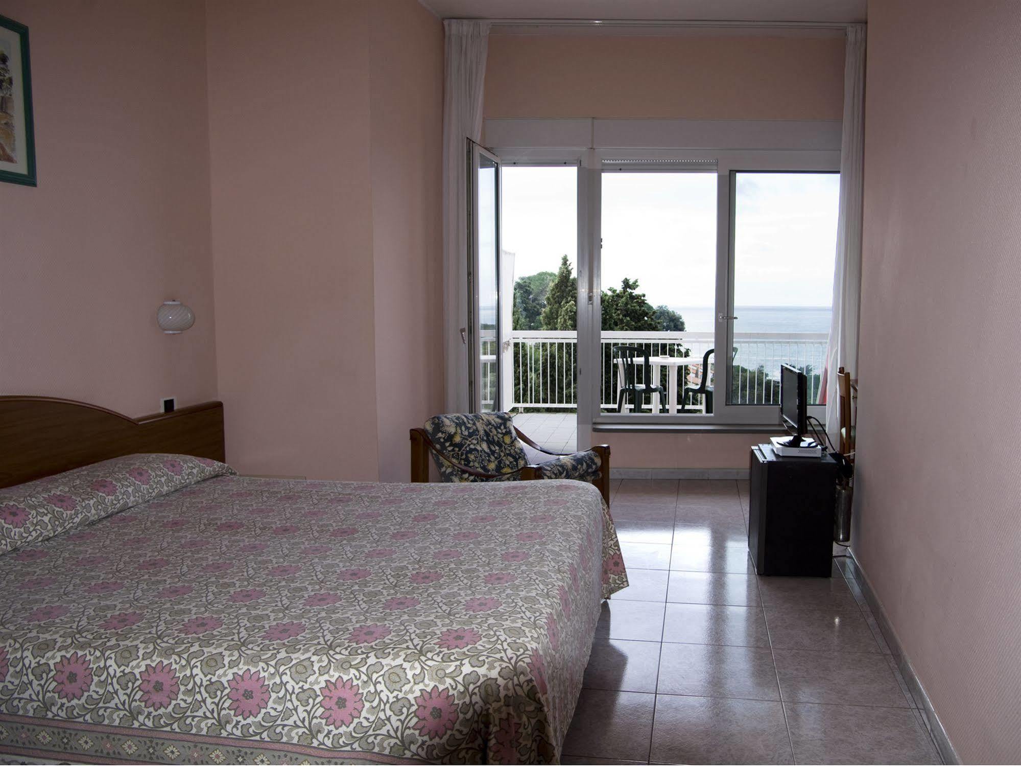 Hotel Cristallo Леричи Екстериор снимка