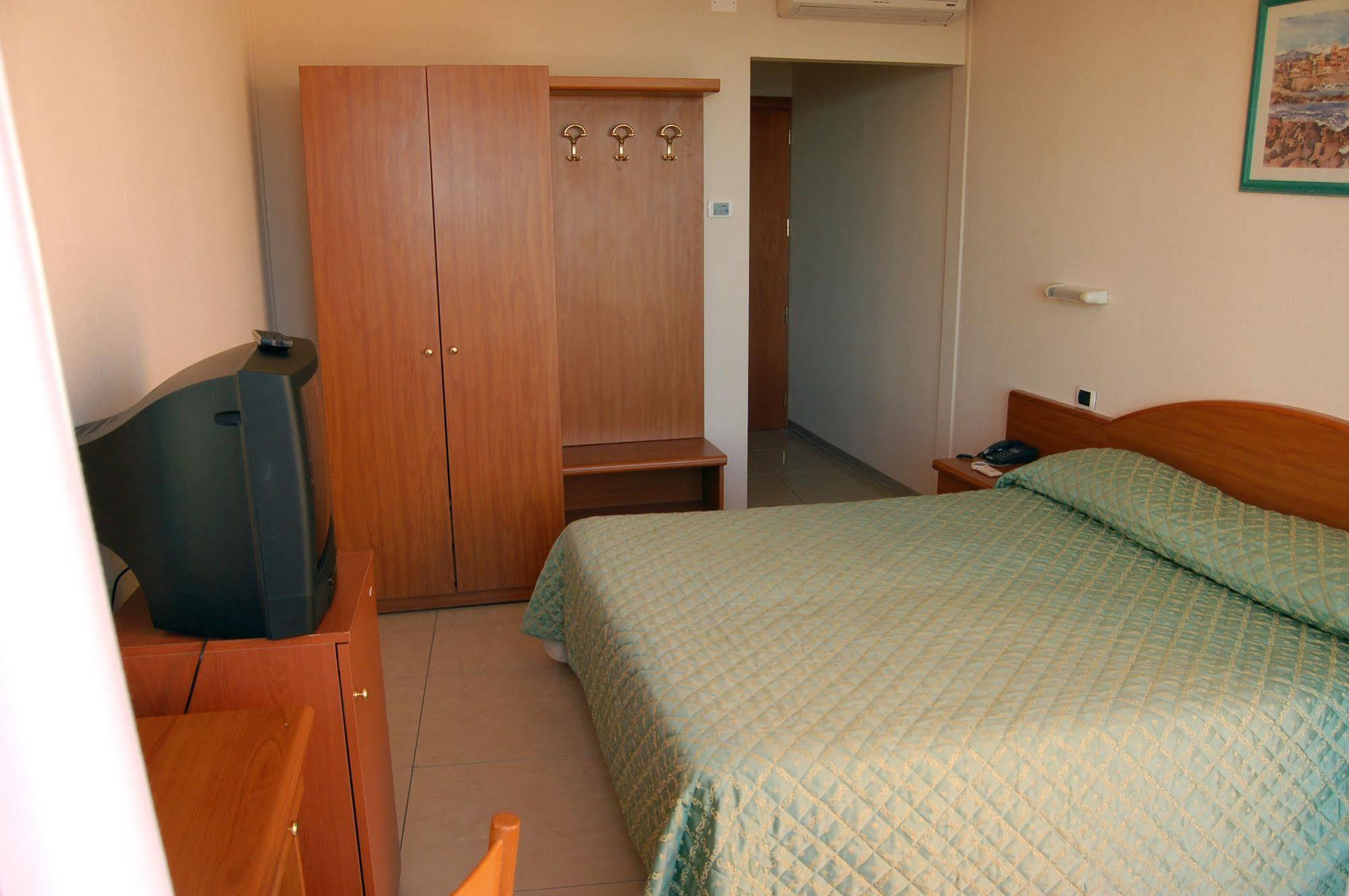 Hotel Cristallo Леричи Екстериор снимка