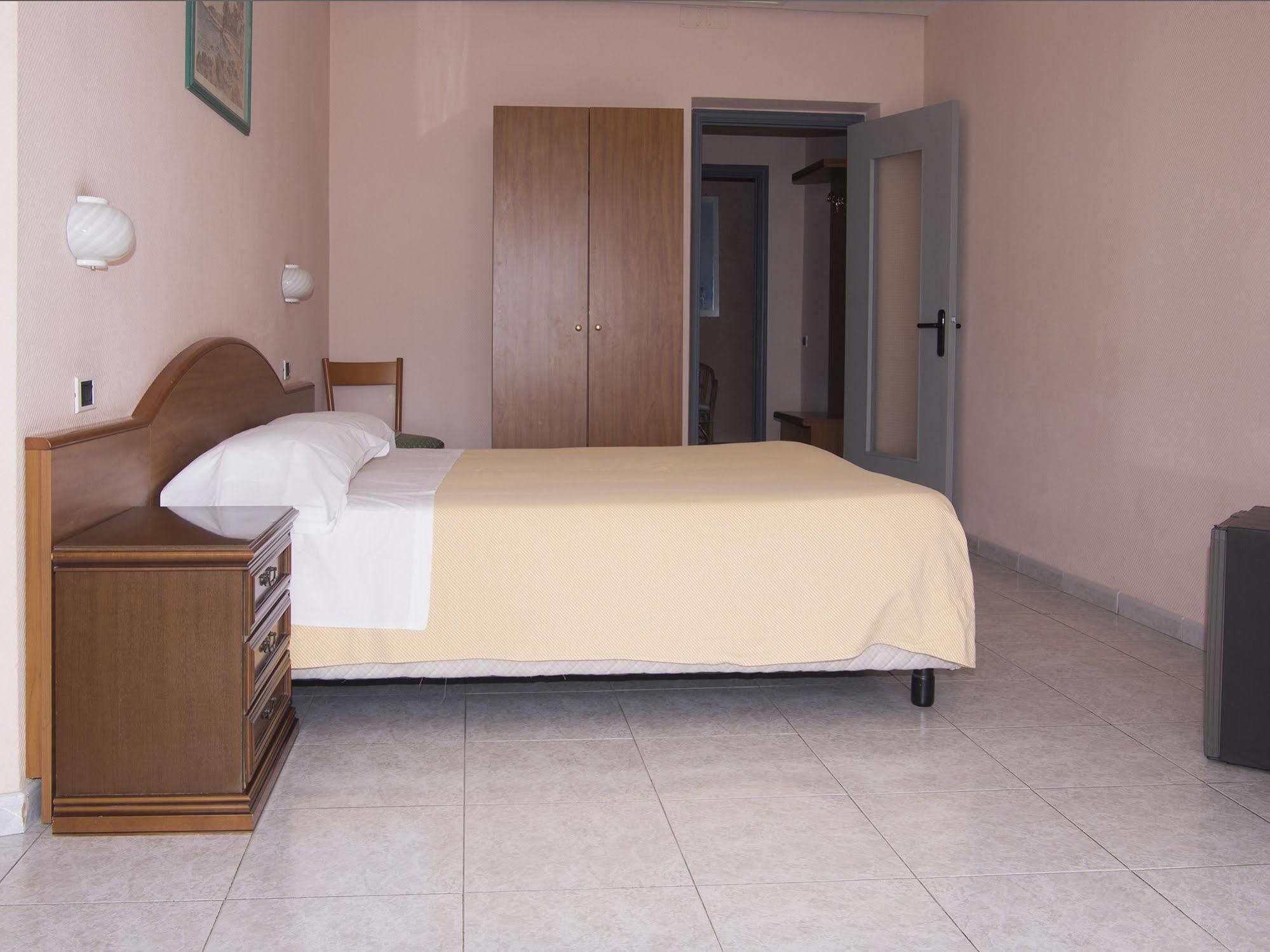 Hotel Cristallo Леричи Екстериор снимка