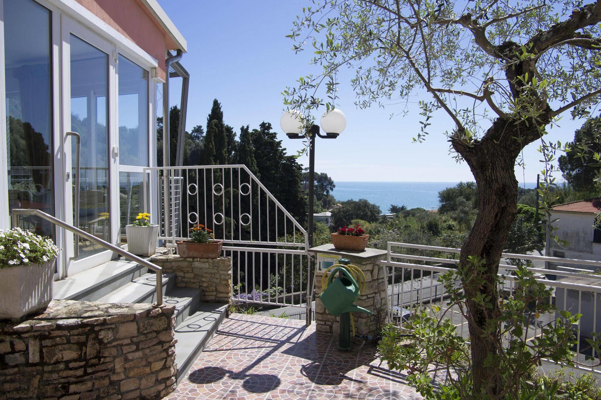Hotel Cristallo Леричи Екстериор снимка