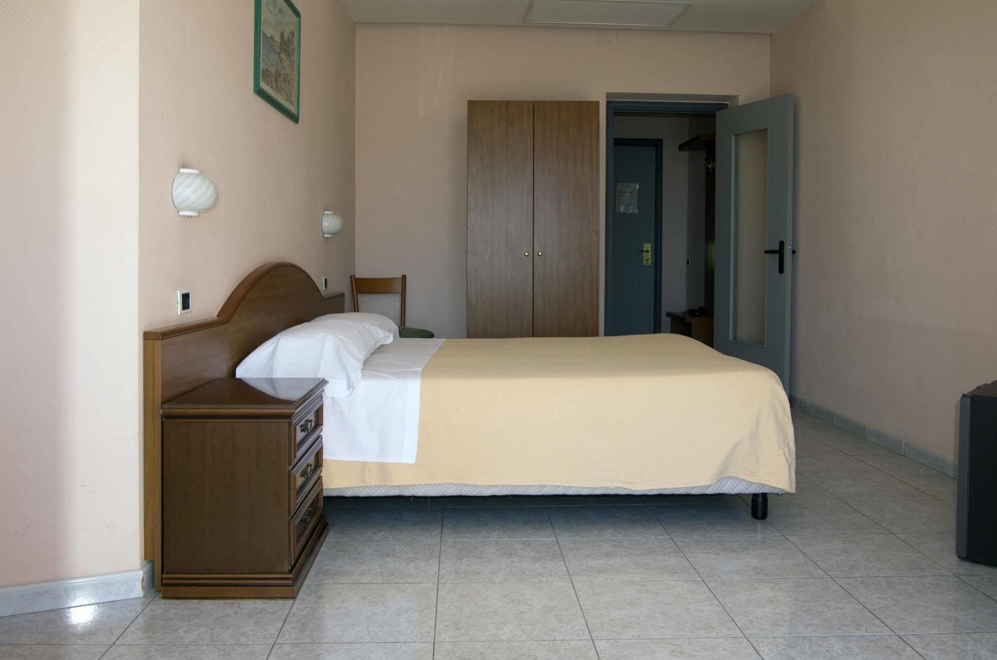 Hotel Cristallo Леричи Екстериор снимка